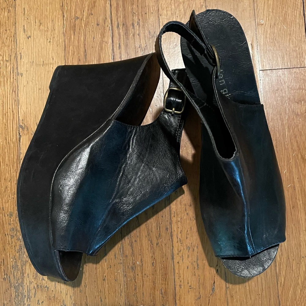 Steve Madden Black Wedge Platforms . size 10